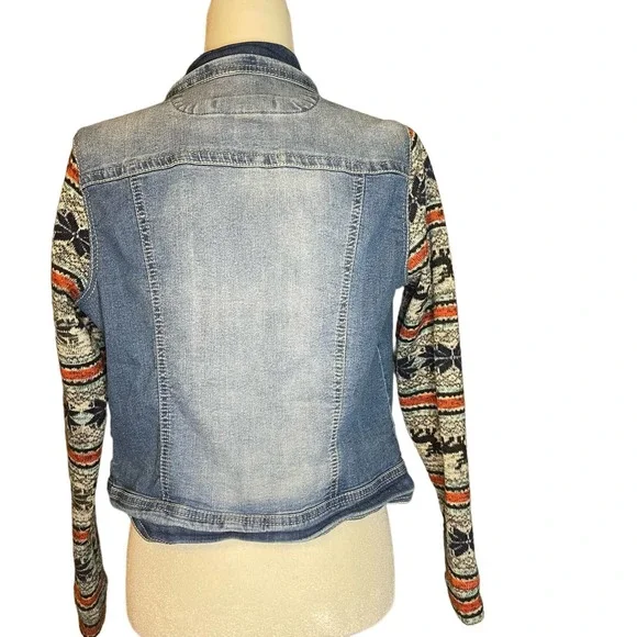 Wallflower denim Jean Jacket size L holiday snowflakes - Picture 2 of 8